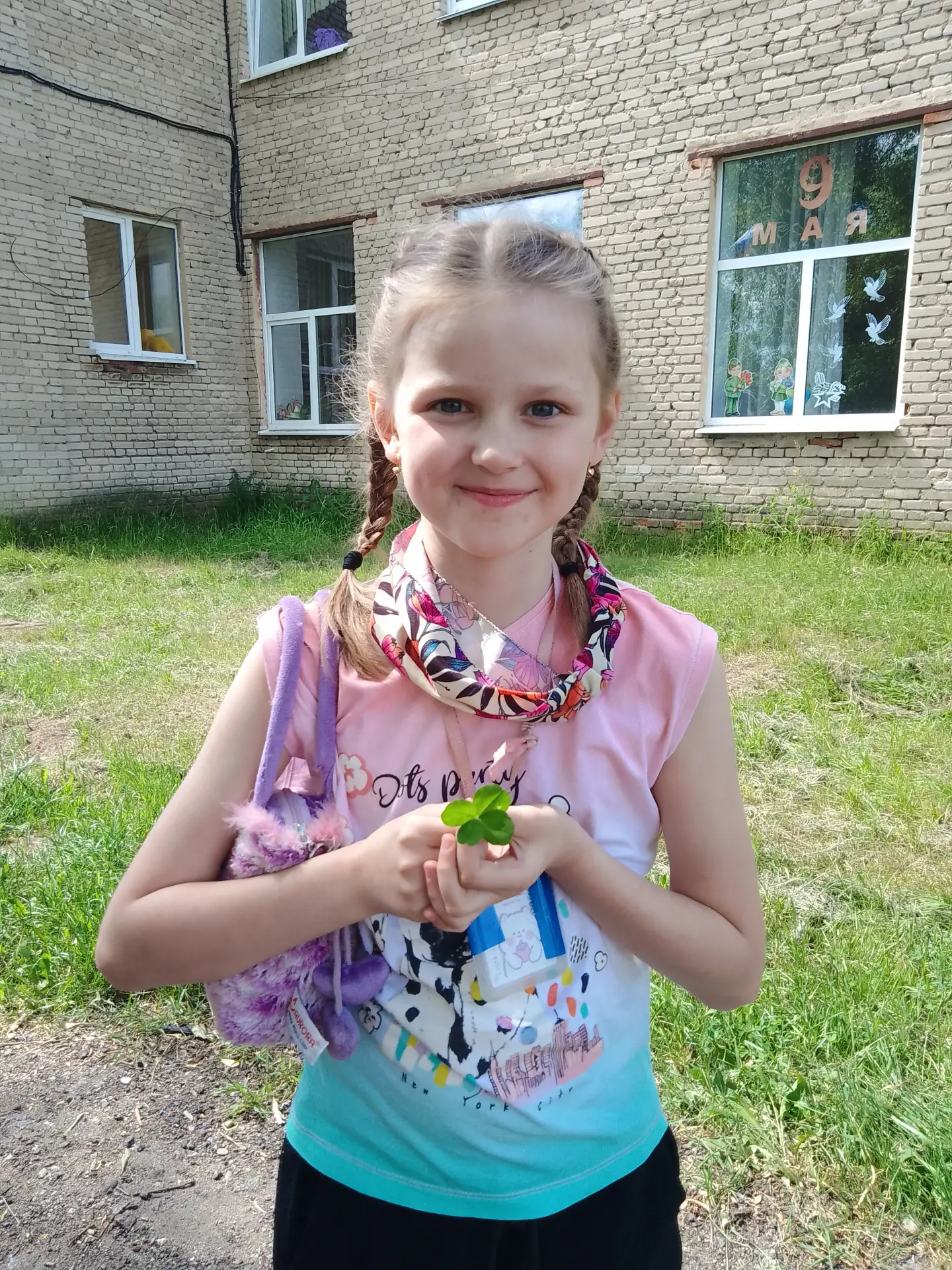 🍀 ОНА ЕГО НАШЛА! ЧЕТЫРЁХЛИСТНЫЙ КЛЕВЕР — К УДАЧЕ

В нашем лагере сейчас экологическая смена: наблюд