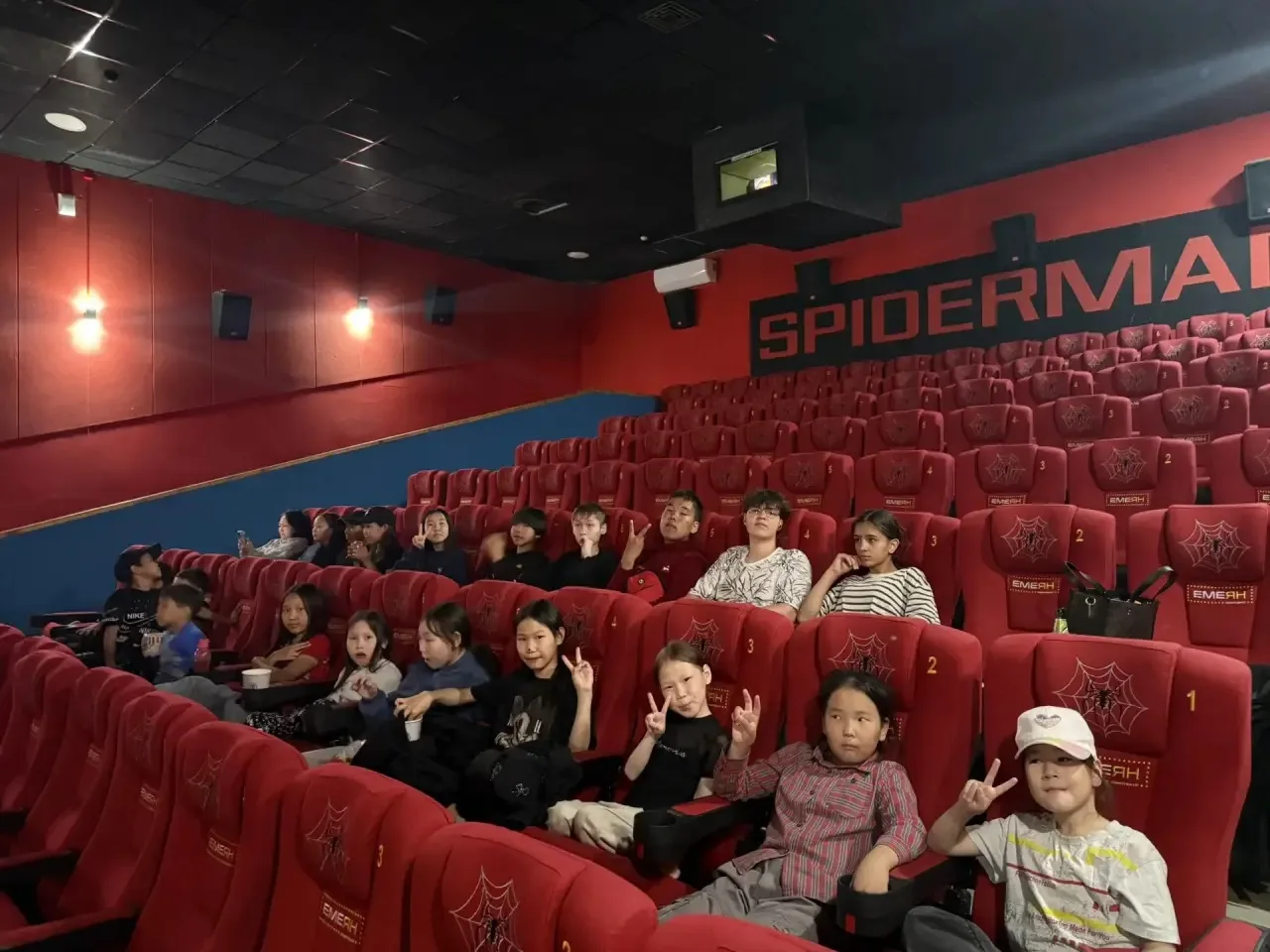 Дети школьного отделения посетили кинотеатр «Емеян»🎬🍿🎞️

Посмотрели мультфильм "Кощей. Тайна живо