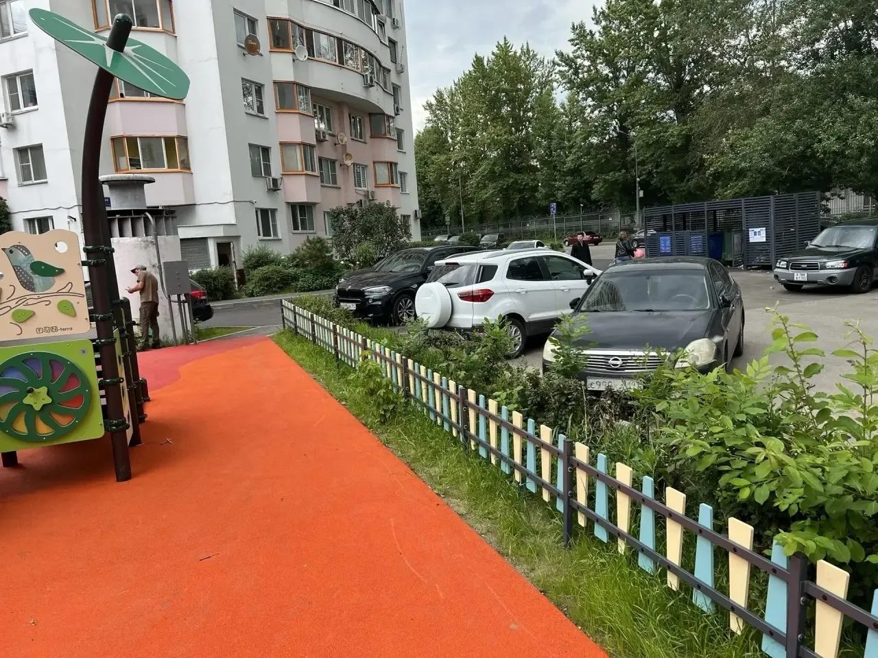 Помните, я писал о необходимости ограждения детских площадок в районах Покровское-Стрешнево, Южное Т
