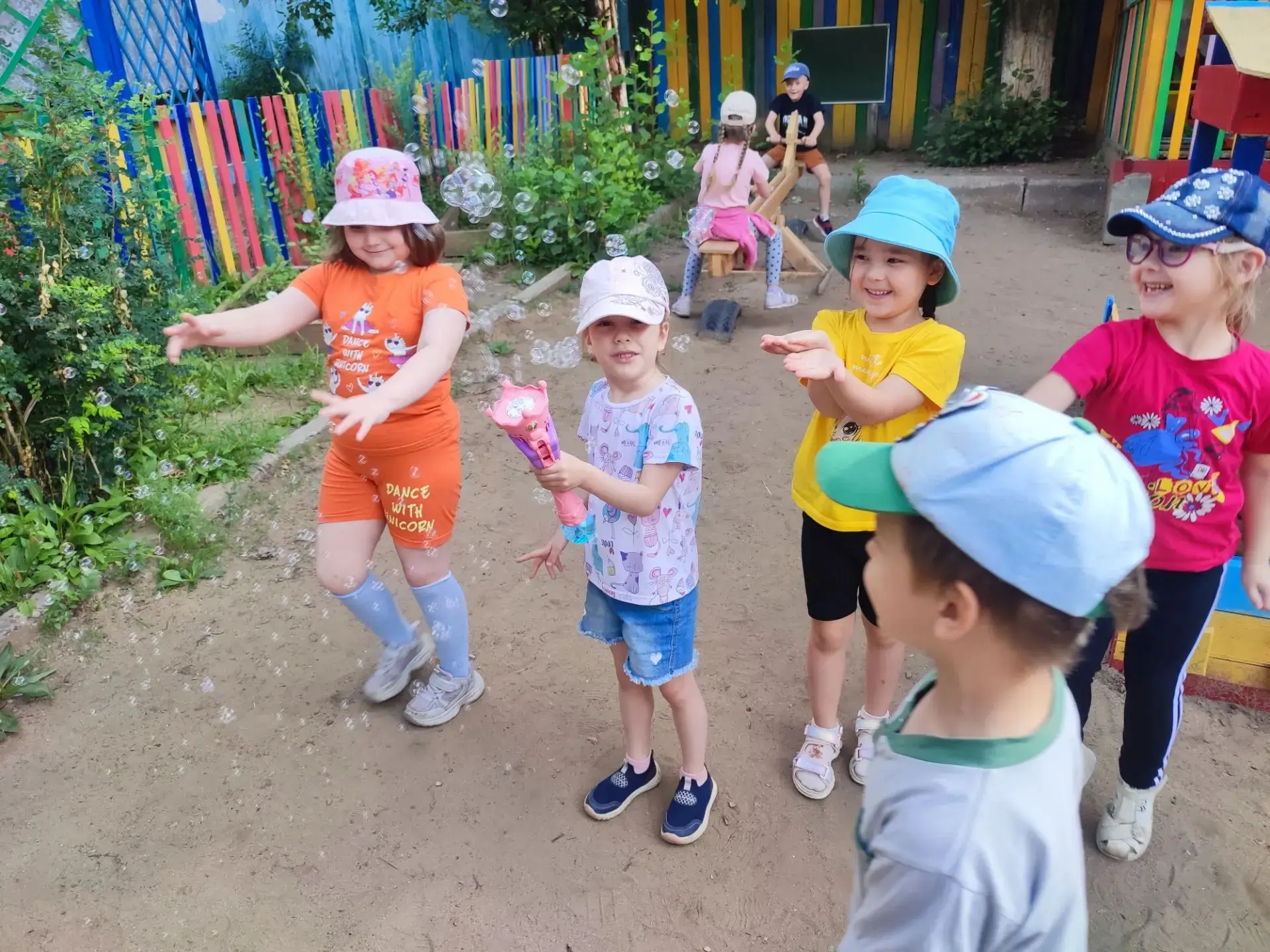 Сохраните древо семьи,
Продолжатели вечного рода.
Своим детям потом объяснив,
Что всё это – не для о