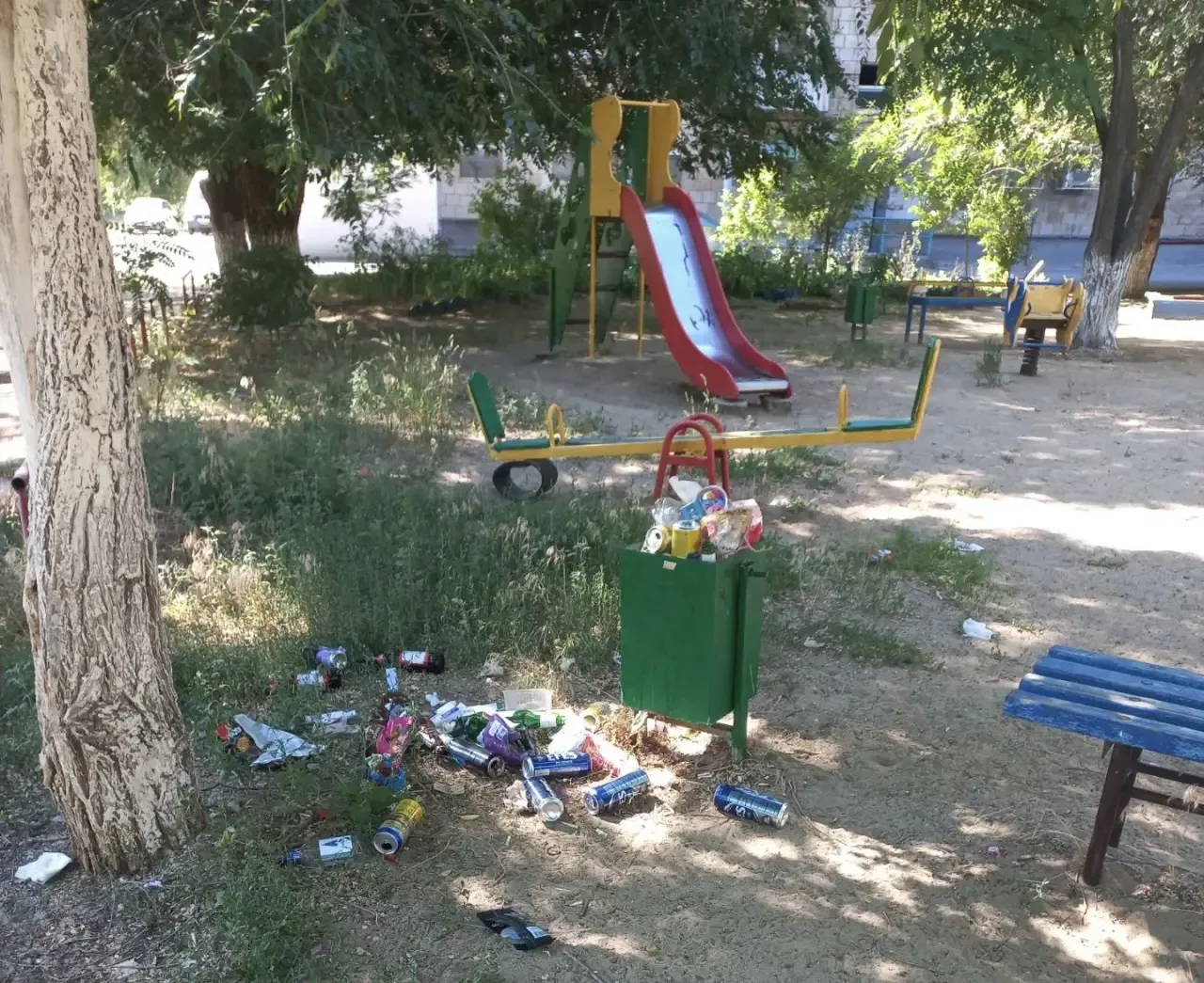 Бывает и такое...🤷‍♀️
Жители нередко обращаются в управляющую компанию с жалобами на мусор во двора