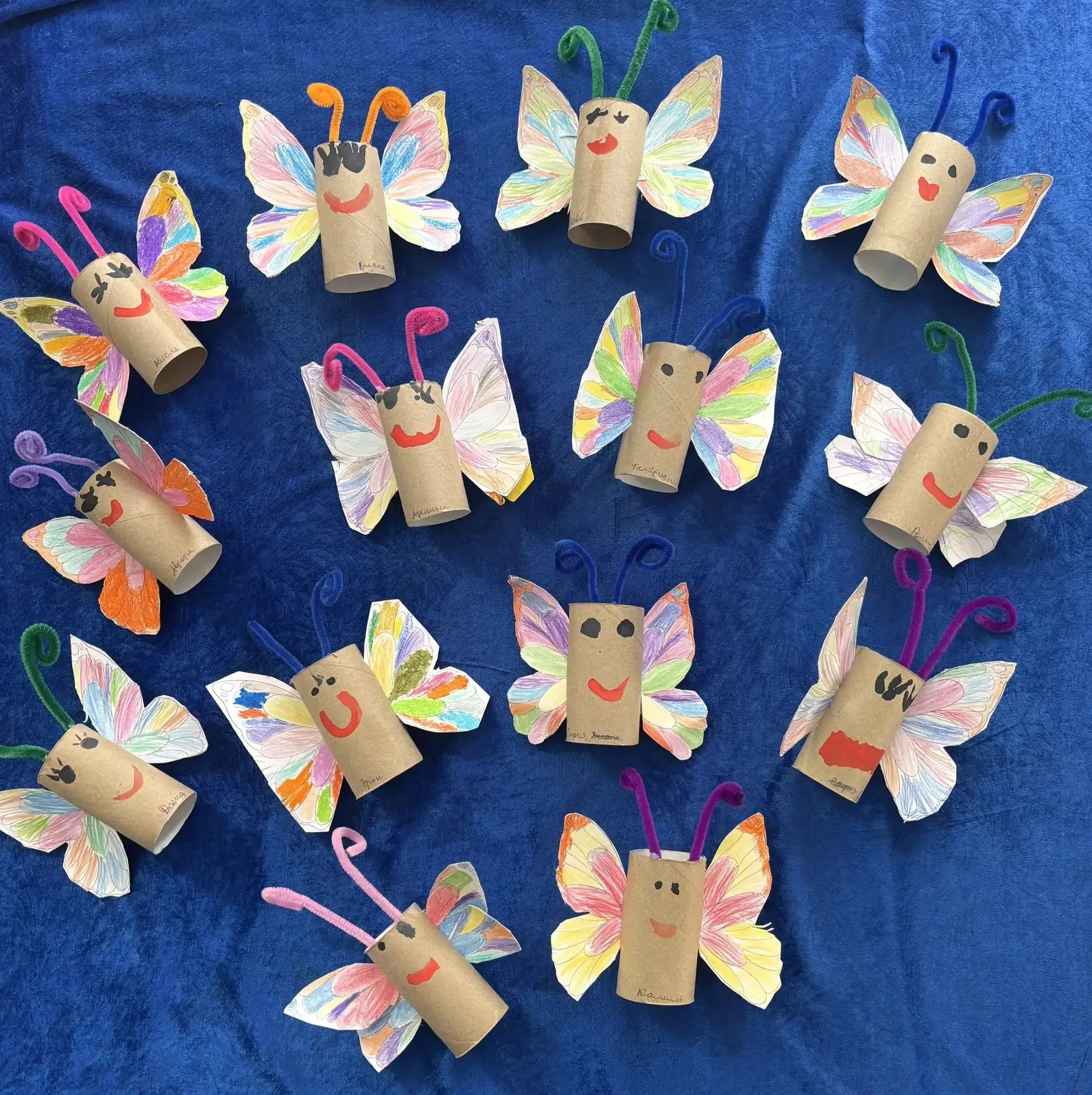 Удивительный цветок: 🦋
Жёлтый, красный лоскуток!🦋
А по краю — кружева.🦋
Ой! С усами голова!🦋
Вот