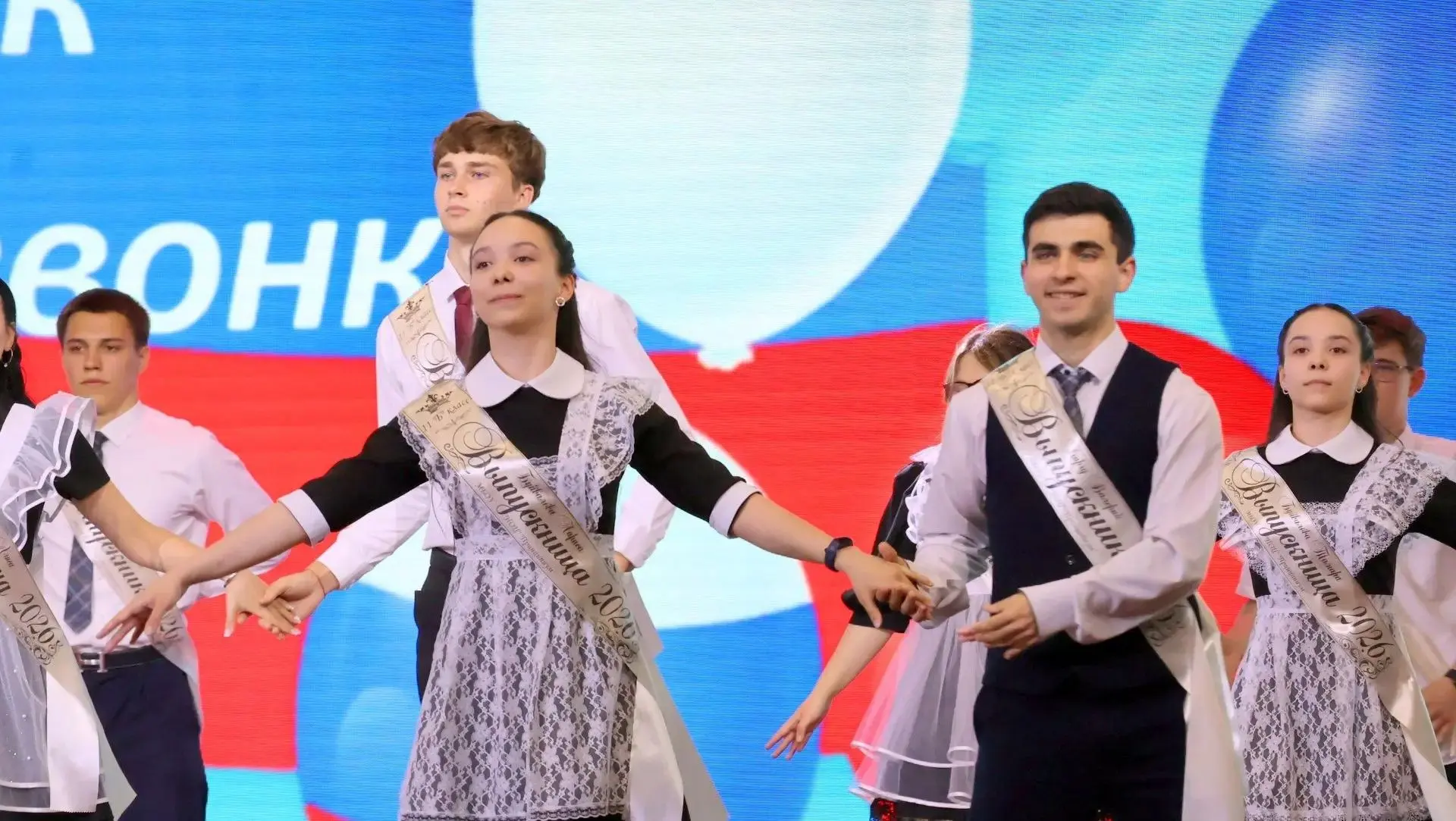 Вот и прозвенел последний звонок...
Это был день, наполненный эмоциями, слезами радости и гордости. 