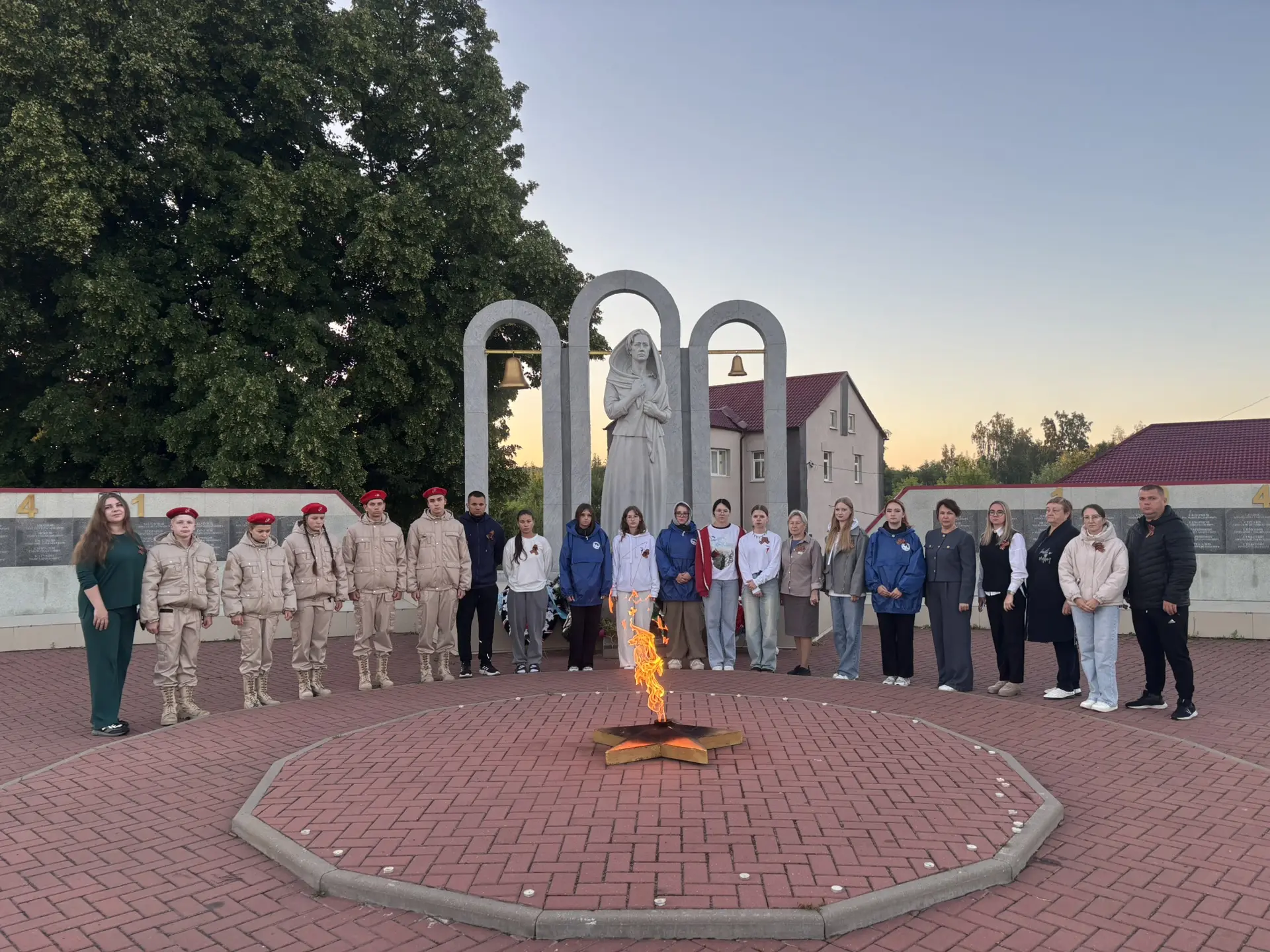 🕯️Сегодня, в День памяти и скорби, в 4 часа утра возле мемориала памяти воинам, погибшим в годы Вел