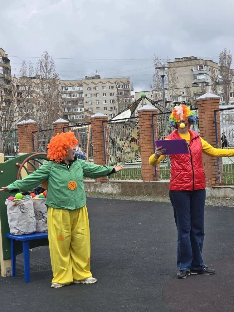 Первый день апреля —
Это день веселья
Милой шутке каждый рад
Веселись и стар, и млад!
День улыбок, ш