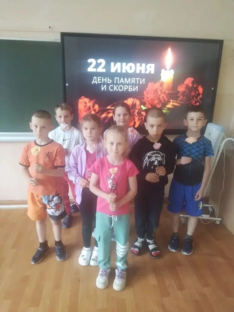 🌹 В преддверии 22 июня, Дня памяти и скорби, в отряде Огоньки прошел мастер-класс по изготовлению г