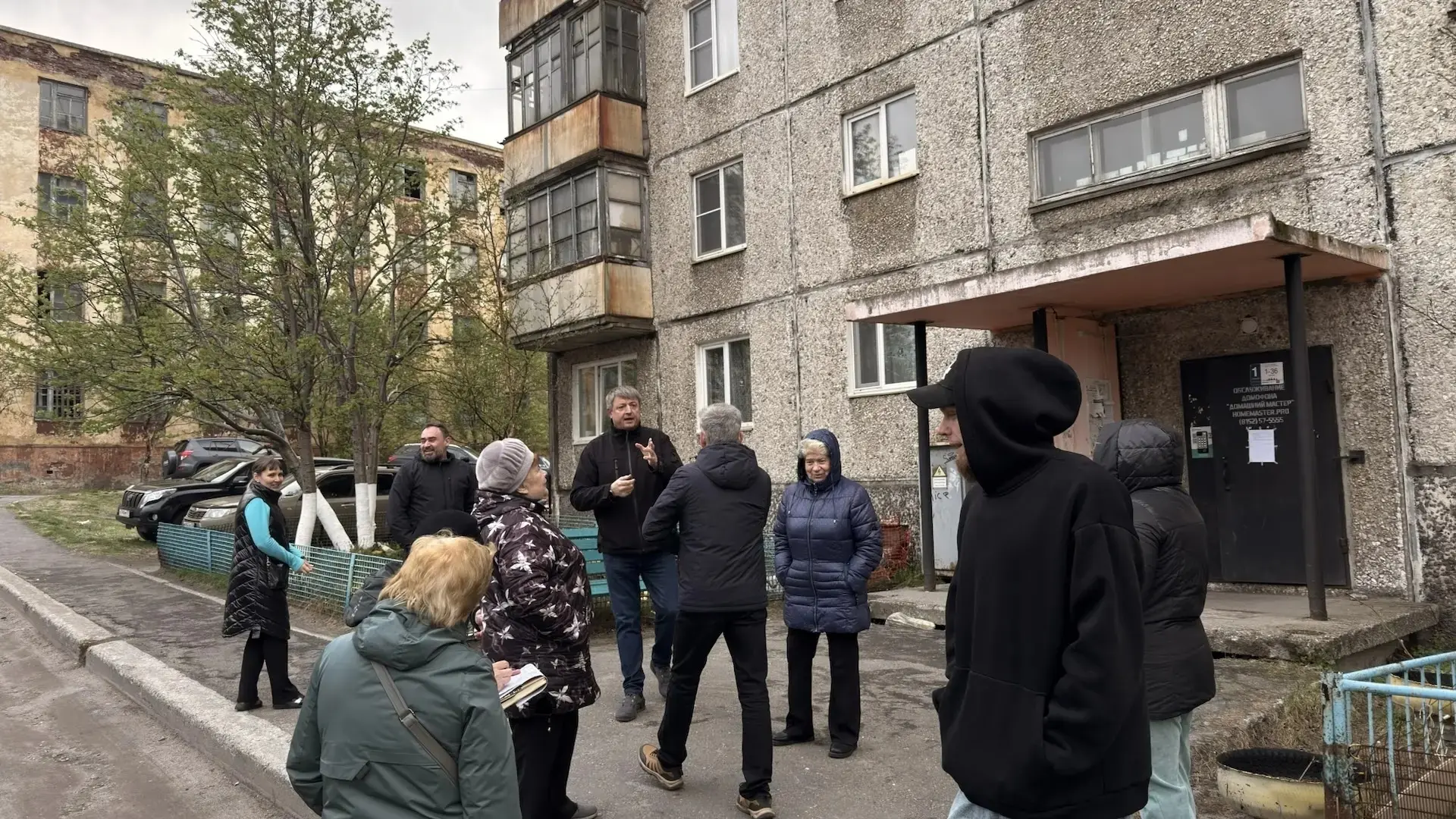 С инициативой по благоустройству контейнерной площадки также выступили жильцы дома 14 по улице Комсо