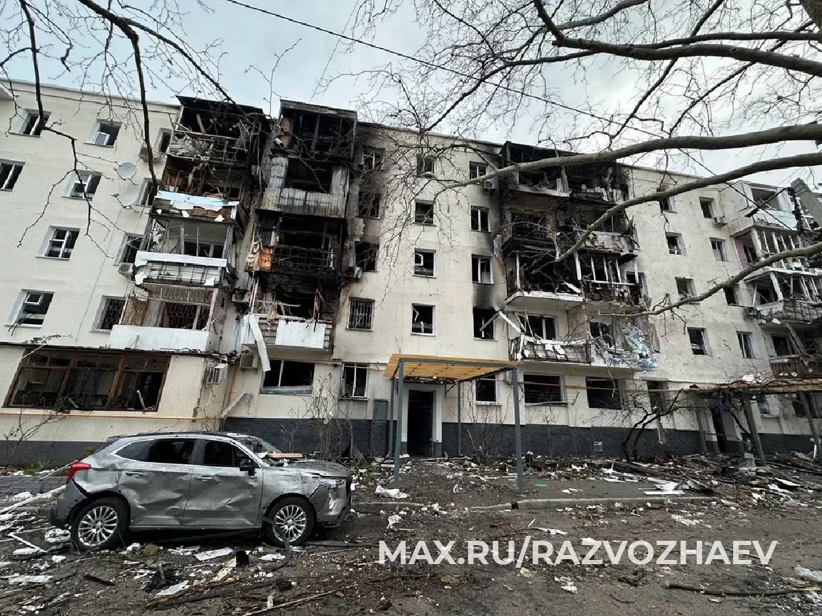 ⚡⚡Опубликованы фото с места взрыва в жилом доме в Севастополе 

В ночь с 23 на 24 марта в жилом доме