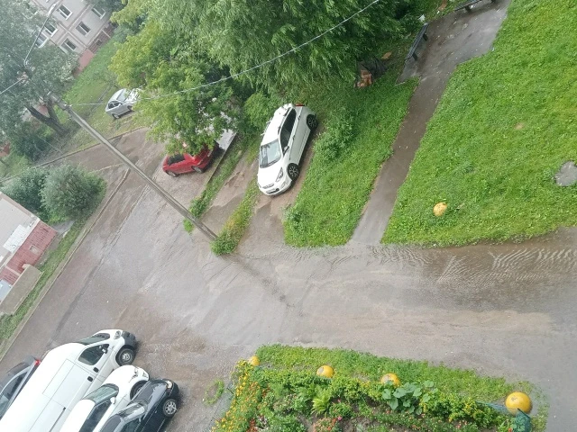 От подписчика:

"Когда в городе наконец сделают ливнëвки? Борисовское шоссе д. 33, не возможно выйти