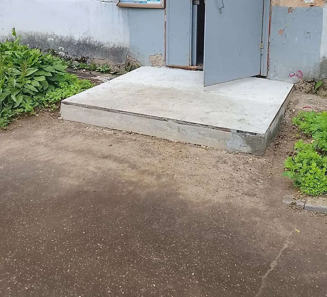 Уважаемые жители! 🏡 
По адресу ул. Инженерная, д. 4 проведены работы по восстановлению крыльца 2 по