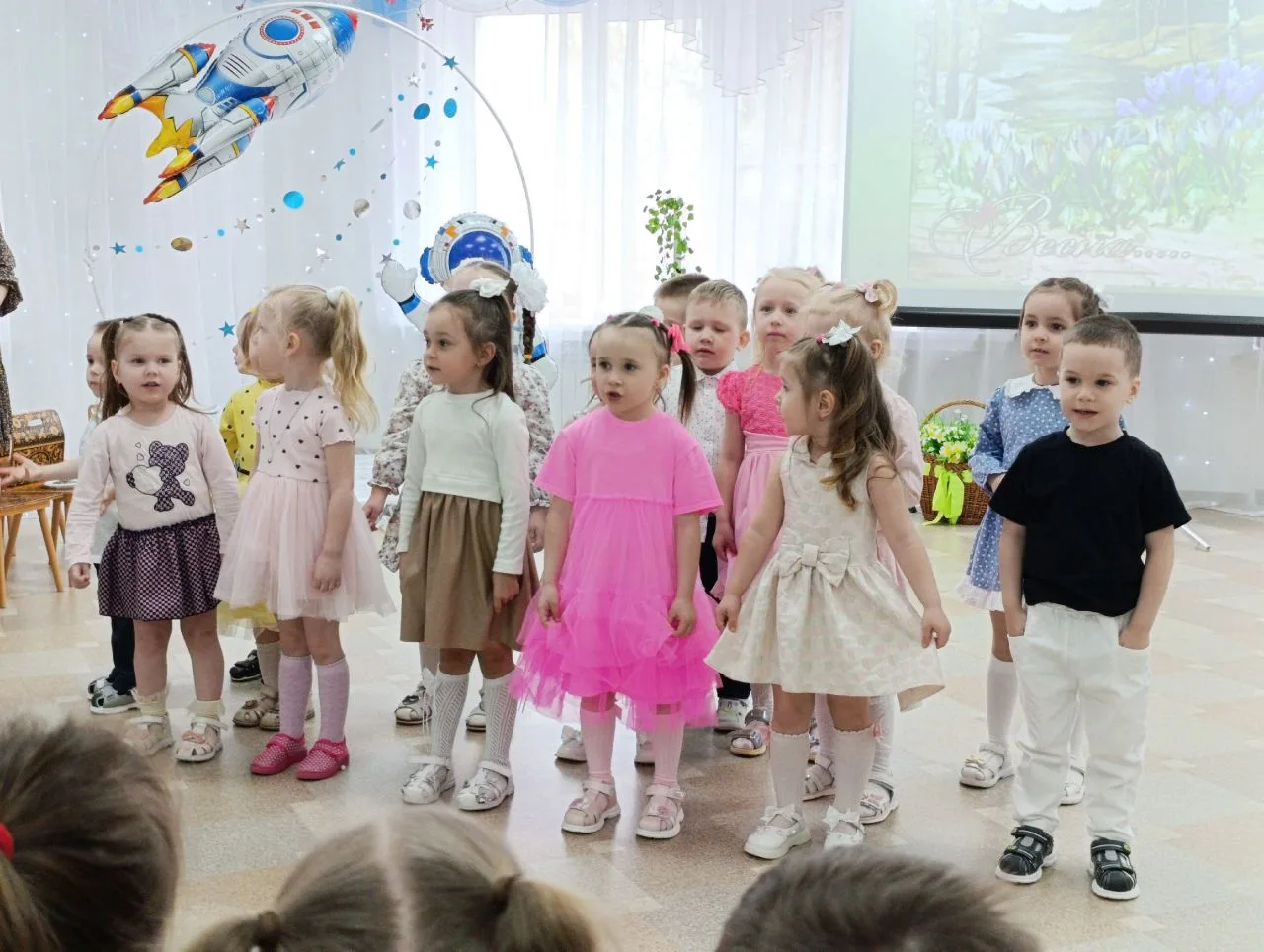 В младших группах нашего детского сада прошли весёлые весенние праздники. Ребята с радостью пели зад