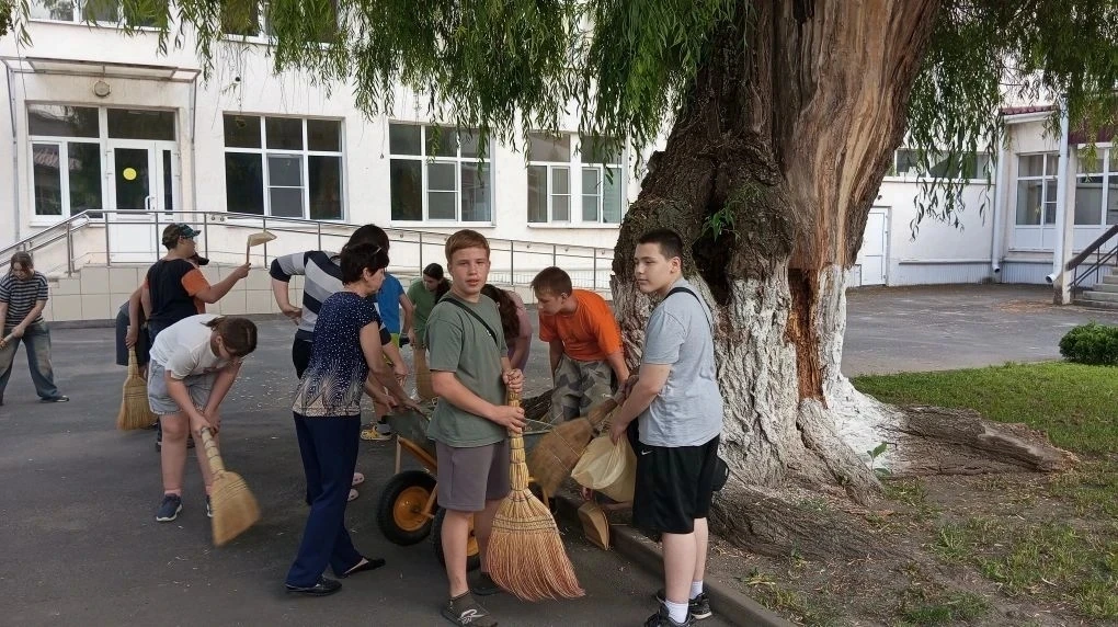 СТАРТОВАЛА АКЦИЯ "ЭТА ЗЕМЛЯ - ТВОЯ И МОЯ"!
Это не просто уборка. Это настоящий урок патриотизма и ув
