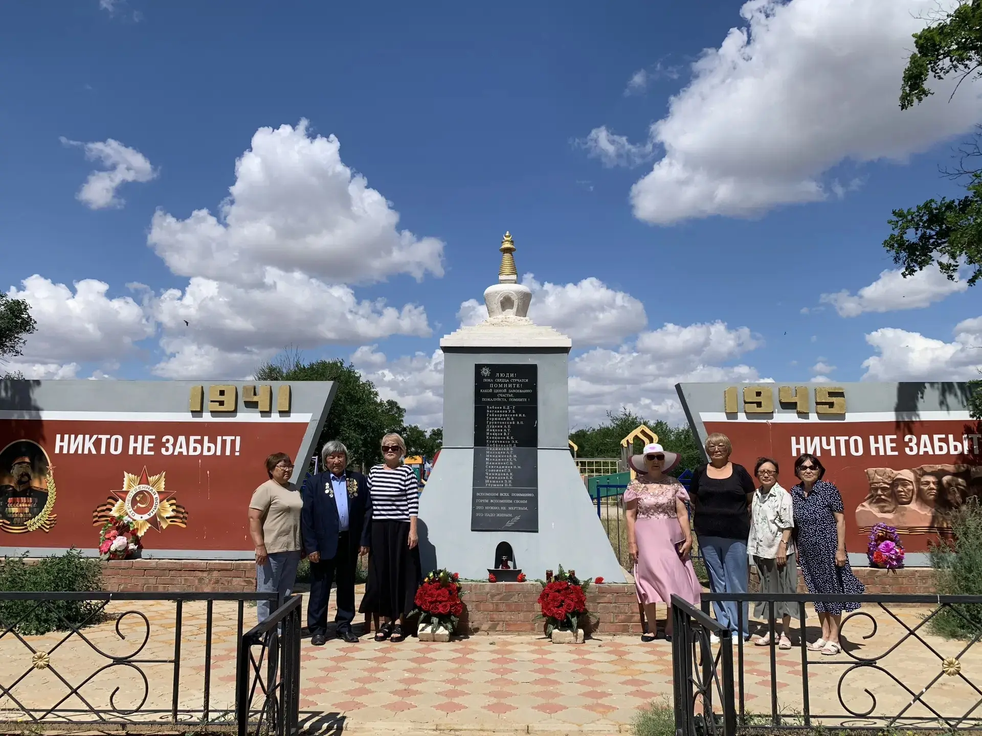 🔥Сегодня, в День памяти и скорби, мы вместе с односельчанами зажгли свечи и возложили цветы к обели