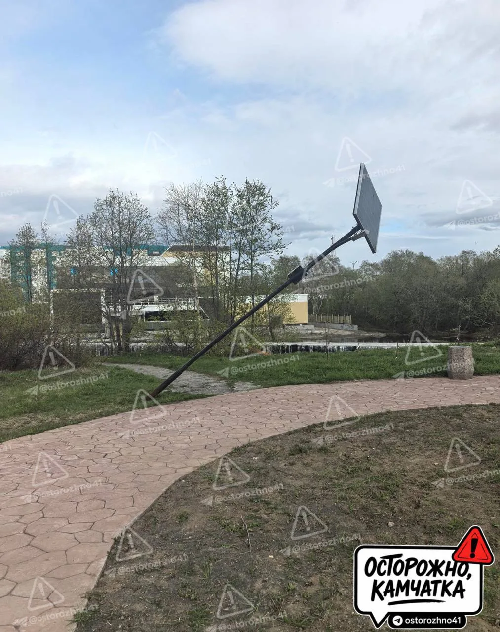 🔞  Осторожно, завалился фонарь освещения, в парке на медвежьем озере.

🔞 Обсуждай в ОСТОРОЖНО, ЧАТ