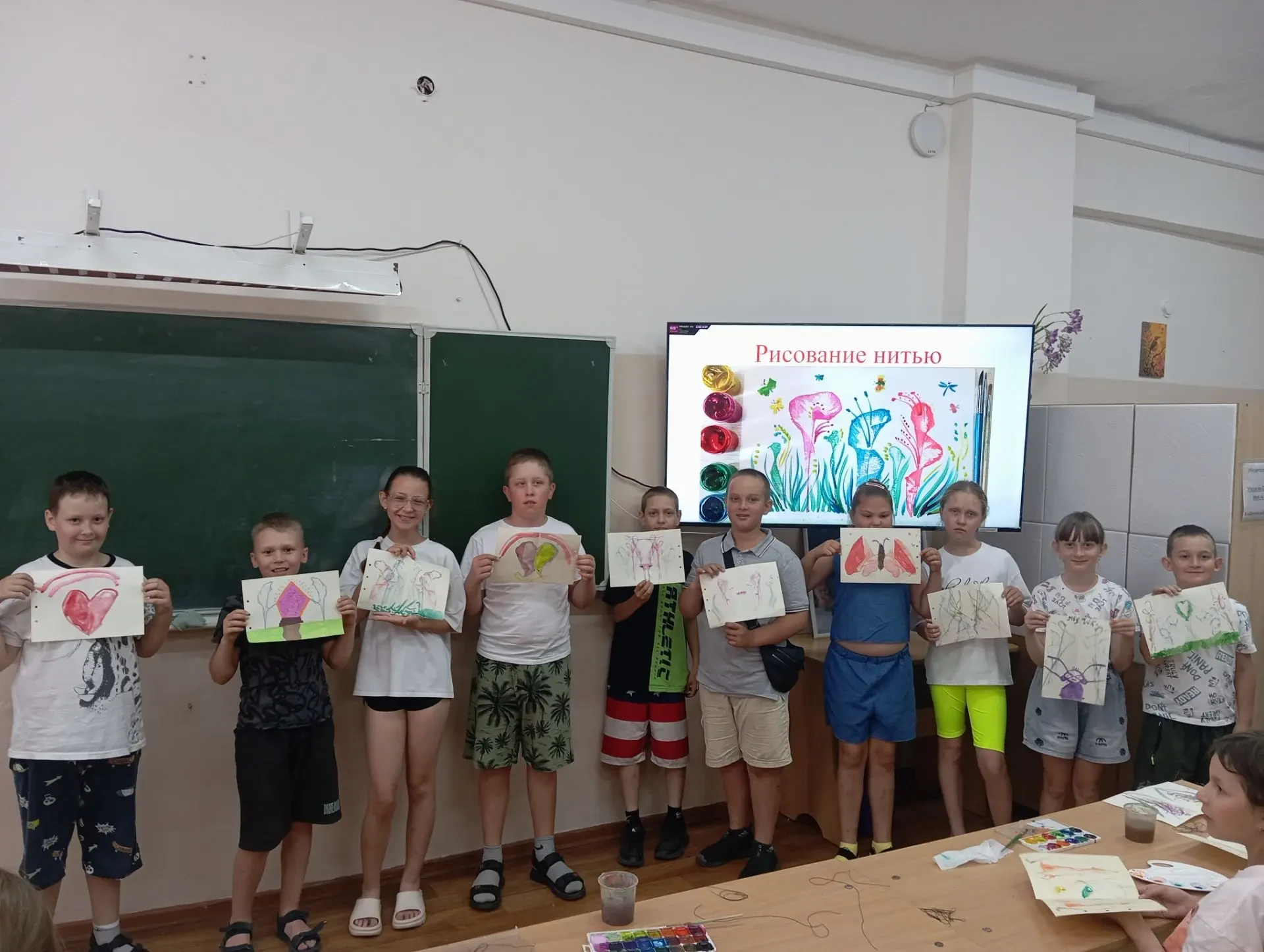 Благодаря Светлане Владимировне ребята 4 отряда познакомились с техникой рисования нитью. Рисунки ни