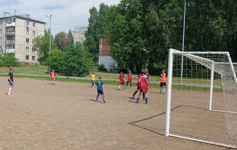 В школе продолжает работать вечерняя спортивная площадка. Каждый день с 16:00 до 19:00 сюда приходят