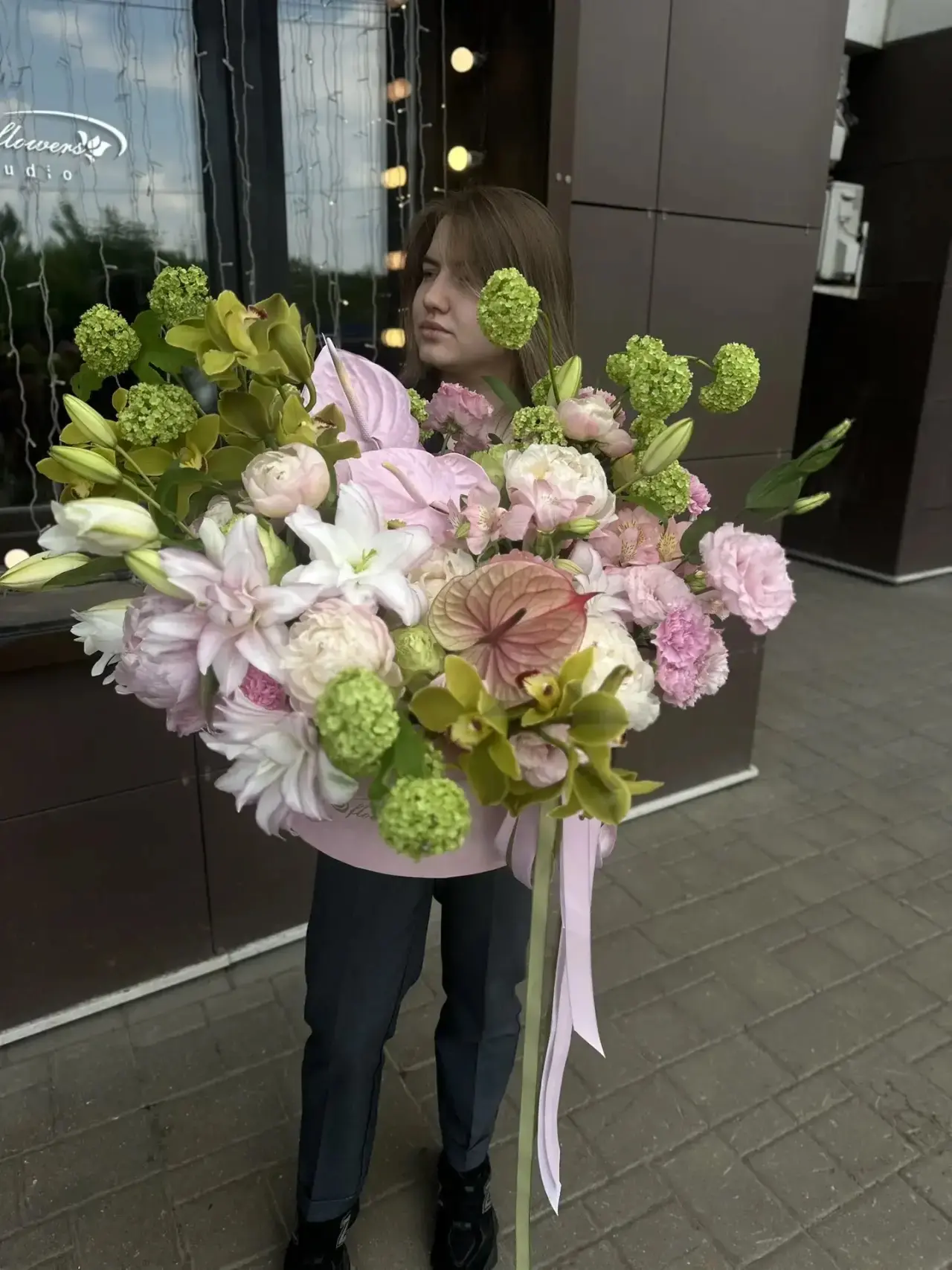 Нежность в объёме 🤍🌿

Роскошная авторская композиция в нежной пудрово-розовой гамме — это про возд