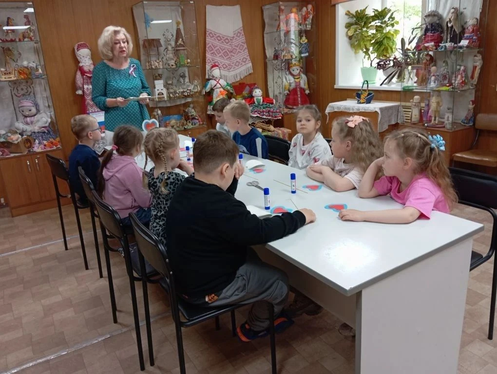 🤍 Маленькие сердца для большой страны!

В преддверии Дня независимости России воспитанники группы «