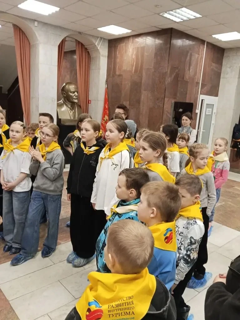 Наши ребята из 1Б и 3Г классов стали активными участниками программы «Дороги Победы» . Программа «До