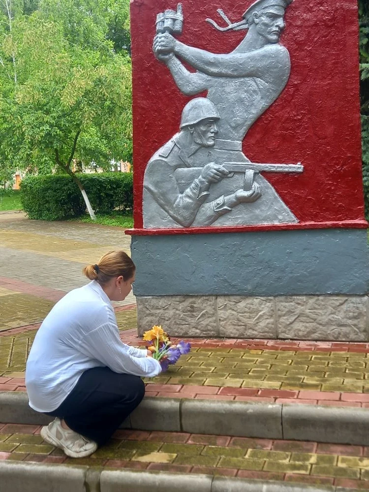 22 июня, в День памяти и скорби, Ульяна Бивзюк посетила мемориал и возложила цветы в честь погибших 