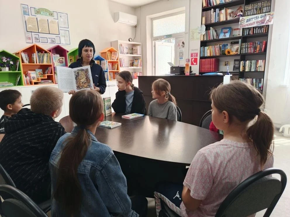 ✨Добрый волшебник Изумрудного города ✨

13 июня в сельской библиотеке пос. Мирного организовали лите