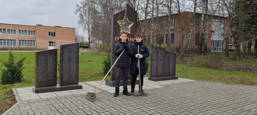 🌿 Субботник «Мы за чистоту» в Екимовской школе: уважение к истории и забота о родном крае! 🌿

Несм