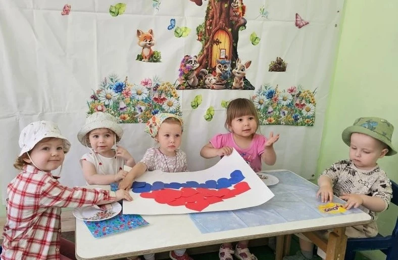 Лето в детском саду — это звонкий смех на площадке, следы босых ног на влажном песке, корзинки с дар