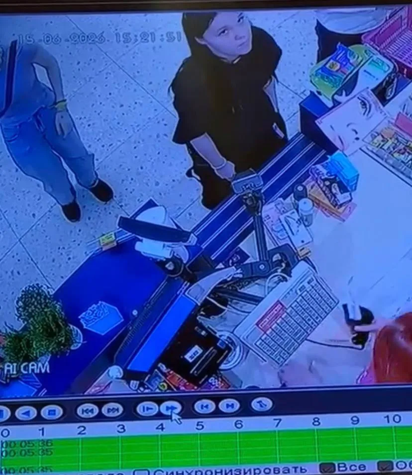 Дамочки с бульвара Энгельса, вы попали на видео.

Сегодня нашли чужую карту и расплатились ею на 17 