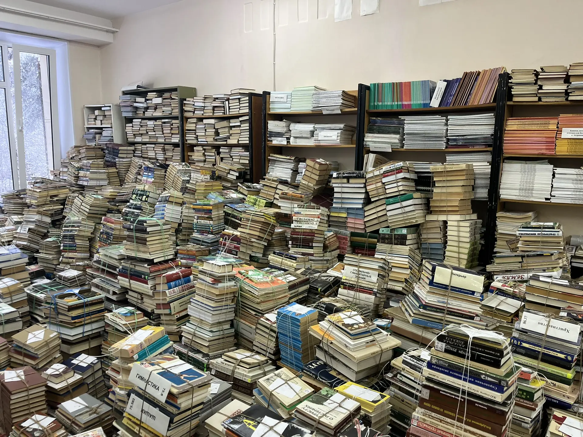 Книги из верхнего хранилища готовы к переезду. Совсем скоро здесь начнется монтаж мобильной системы 