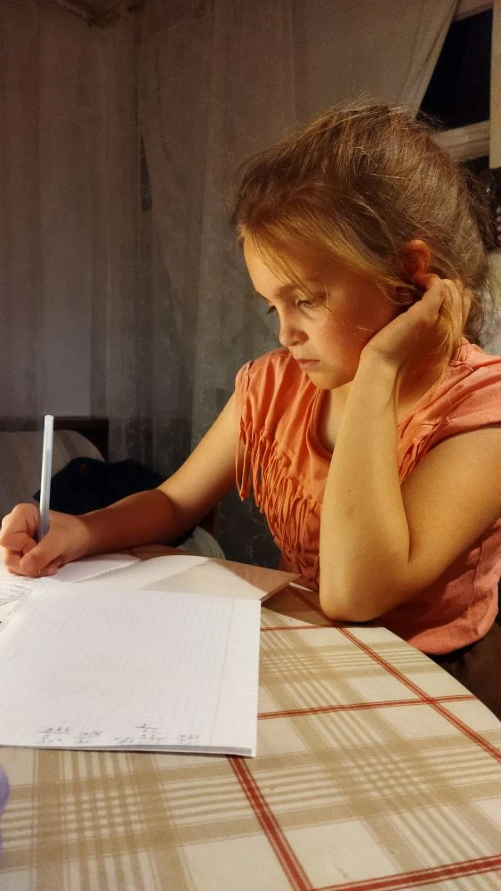 Делаем уроки.
В последние дни вообще не хочется их делать,но надо.