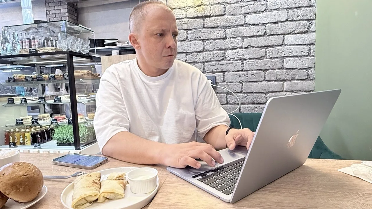 Хоть я и зарекся в отпуске не работать, но завтрак всё равно начинается с фразы: «Сейчас я запущу аг