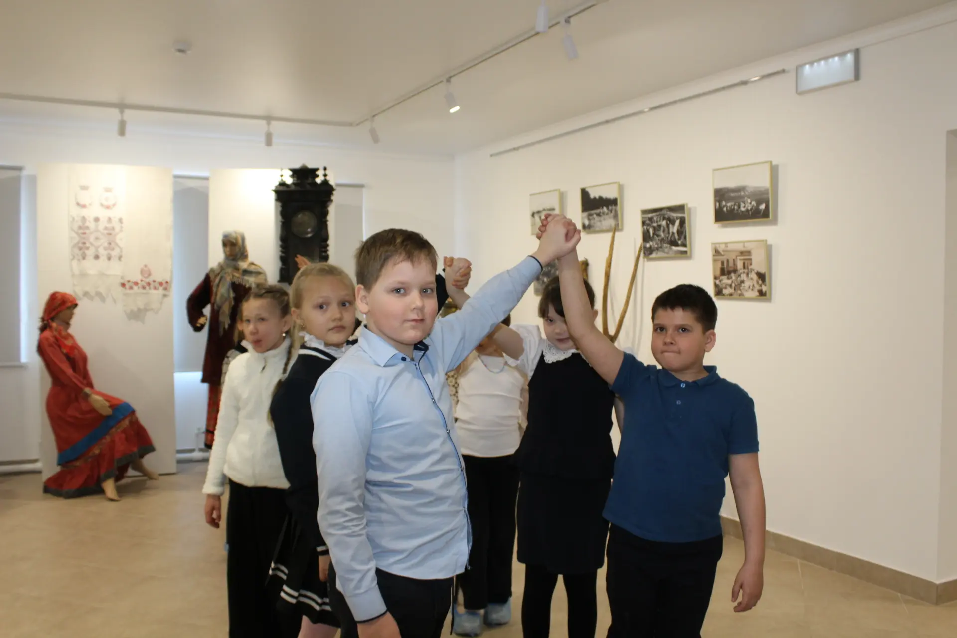 "Жаворонки, жавороночки! 
Прилетите к нам, 
Принесите нам лето теплое, 
Унесите от нас зиму холодную