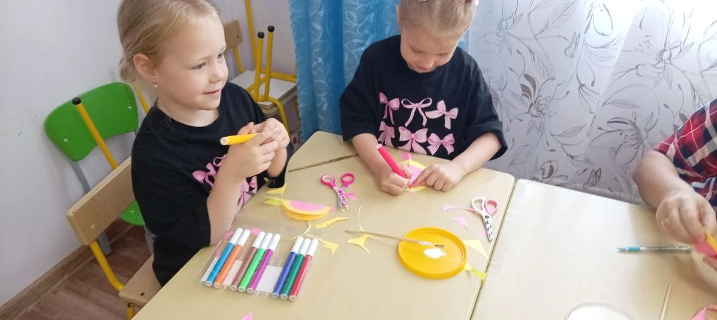 ✨В группе «Звёздочки» сегодня было по‑настоящему шумно и весело — там вылуплялись бумажные птички!
 