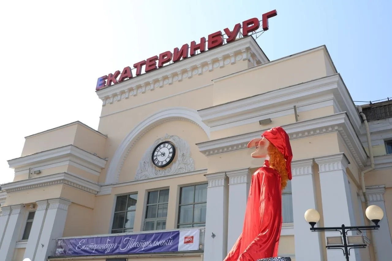 «Театральный поезд» встретили в Екатеринбурге 🚂

На станции «Екатеринбург‑Пассажирский‑Театральный»