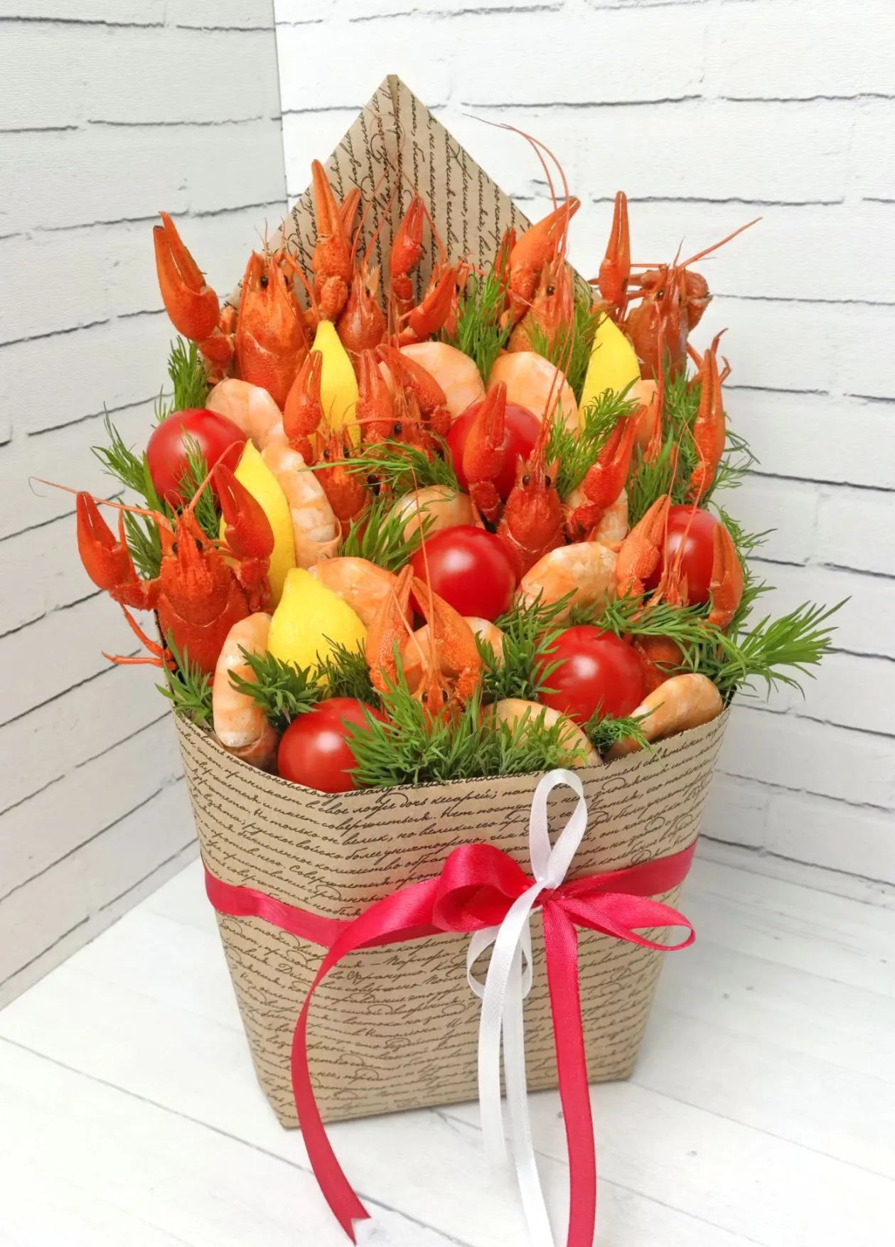 Вот такой красавчик был сделан на заказ! 😍🍤🦐

В составе:
• Креветки королевские 🦐
• Раки 🦞
• Ли
