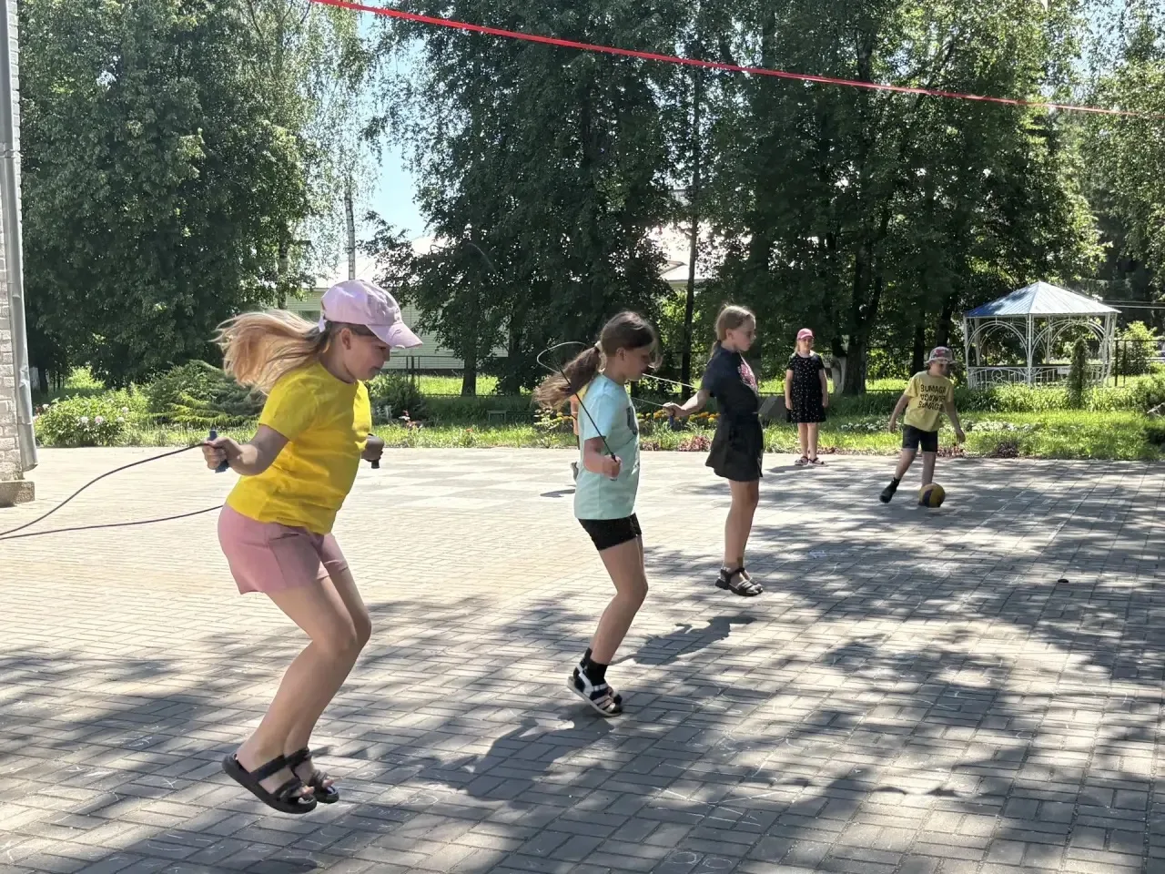 В «Солнышке» сегодня гремел баскетбол!

Сегодня спортивная жизнь в лагере «Солнышко» била ключом:

�