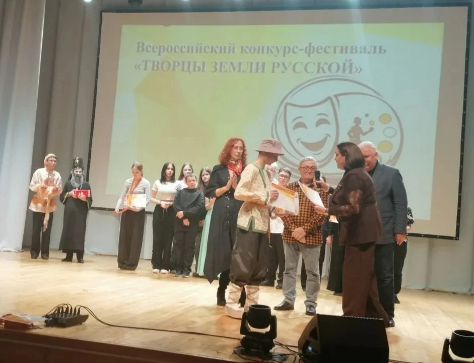 Ребята школьного театра "Затейники" вместе с руководителем Хуснетдиновой Р.З. приняли участие в IX В