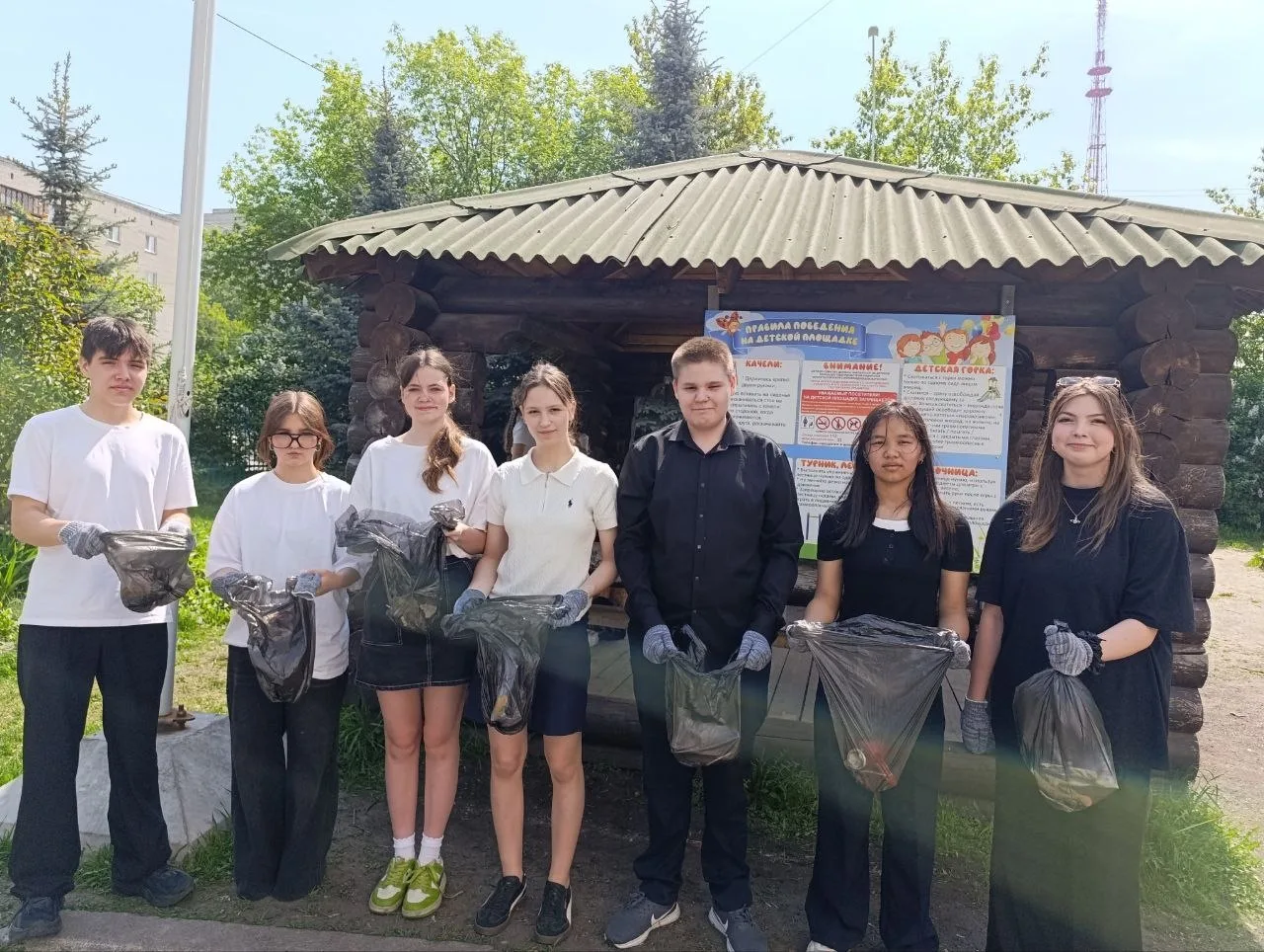 🌳«Зелёный десант» в действии!

Сегодня территория школы превратилась в арену для настоящего экомара