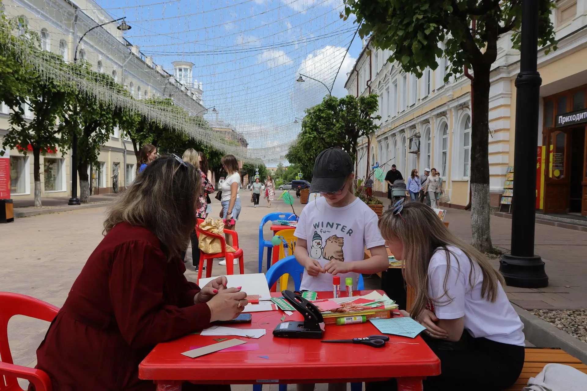 «Чудеса, да кот учёный» ✨📚 

Под таким сказочным названием на улице Ленина, перед входом в нашу биб