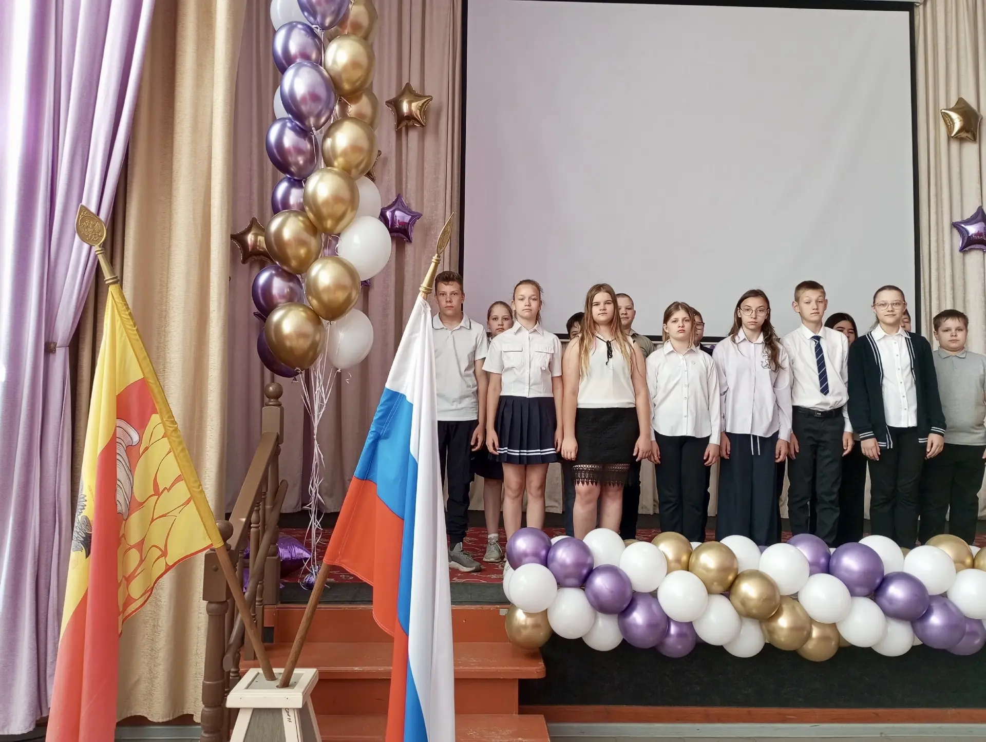 🇷🇺 Утро 18 мая в нашей школе традиционно началось с исполнения гимна РФ и продолжилось занятием ци