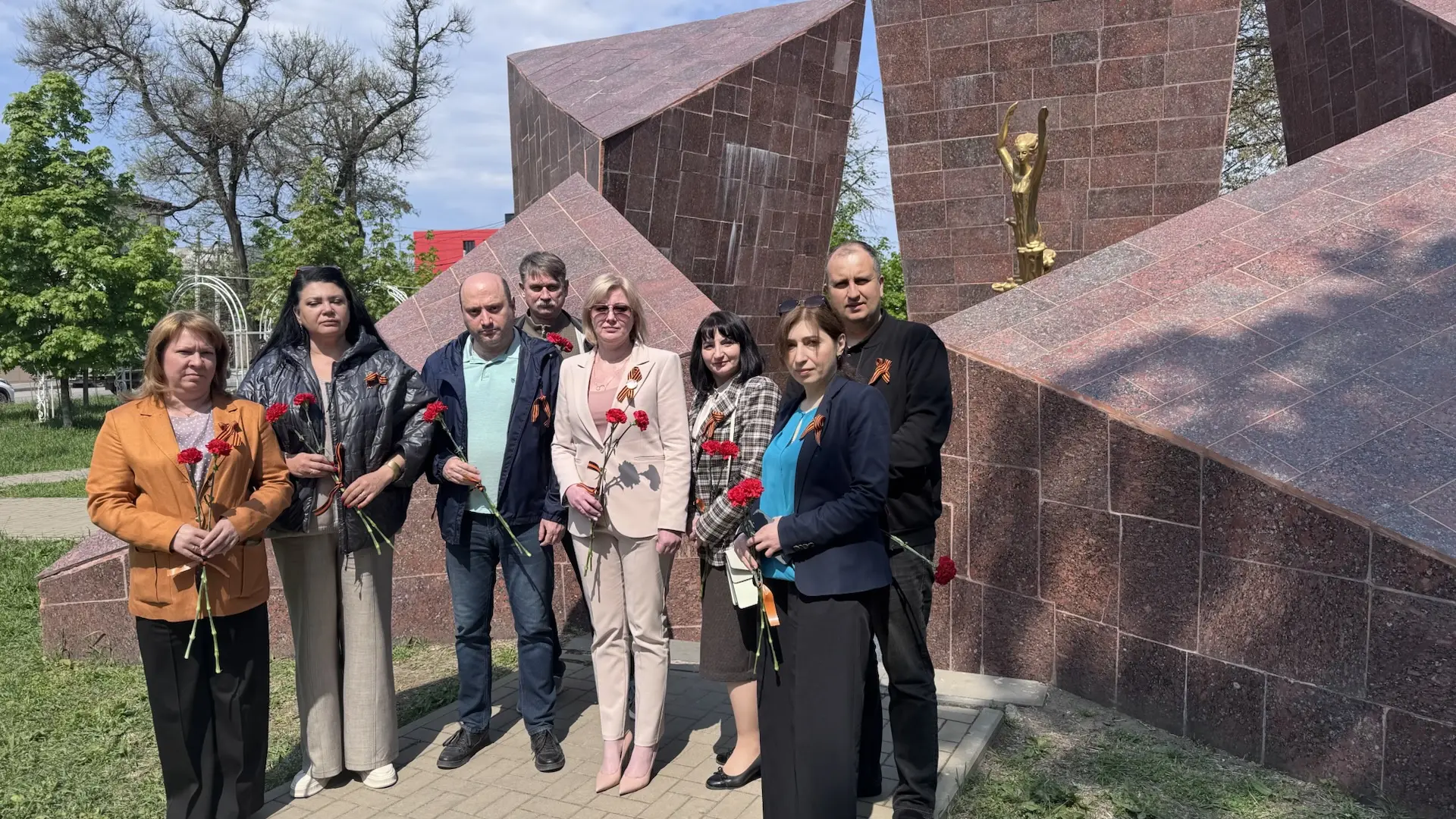 Уважаемые таганрожцы, от всей души поздравляем Вас с Великим Днем Победы!
Этот день — символ мужеств