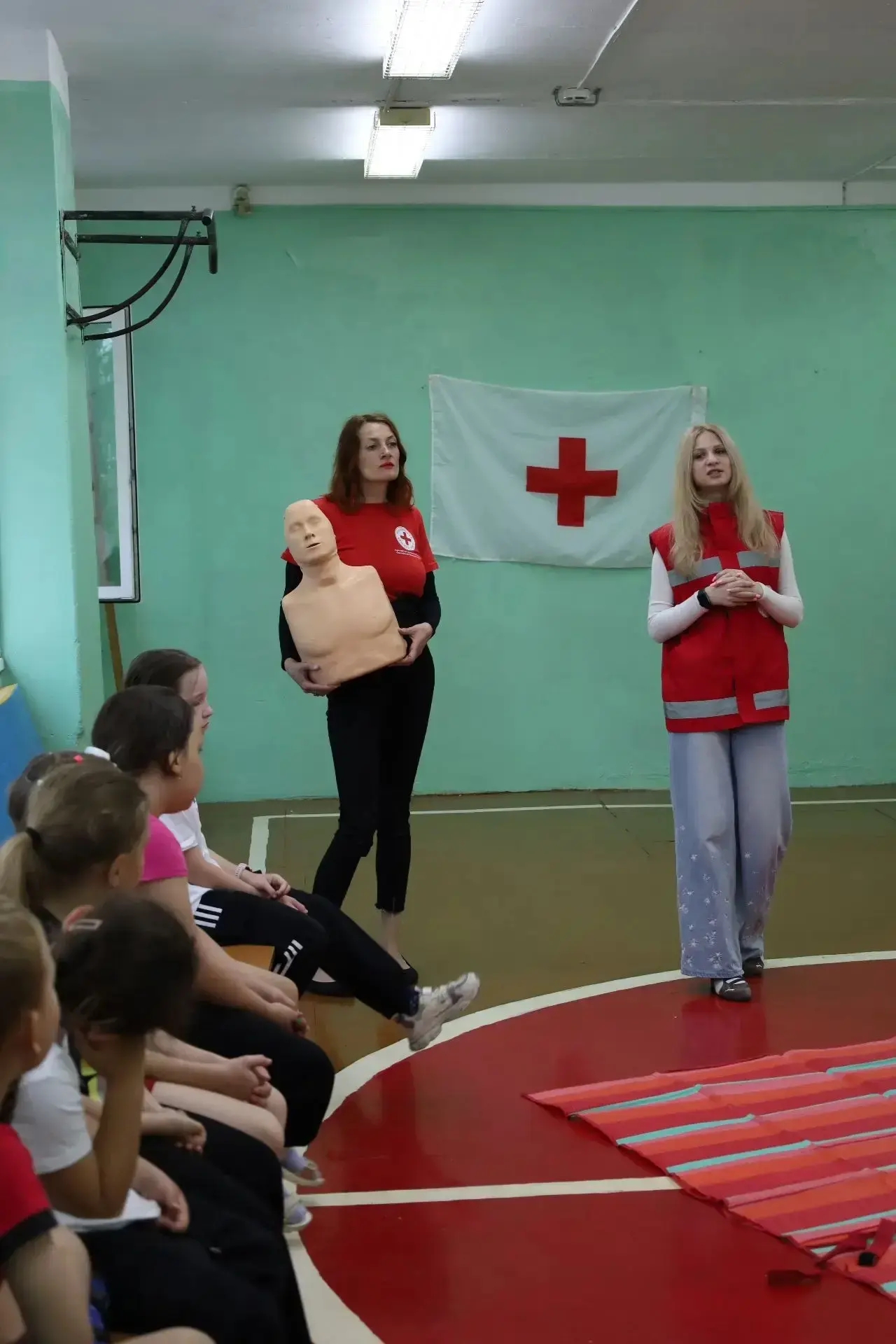 🚑 Летняя безопасность: мастер-класс от Красного Креста! 🌊

Сегодня вместе с местным отделением Дви