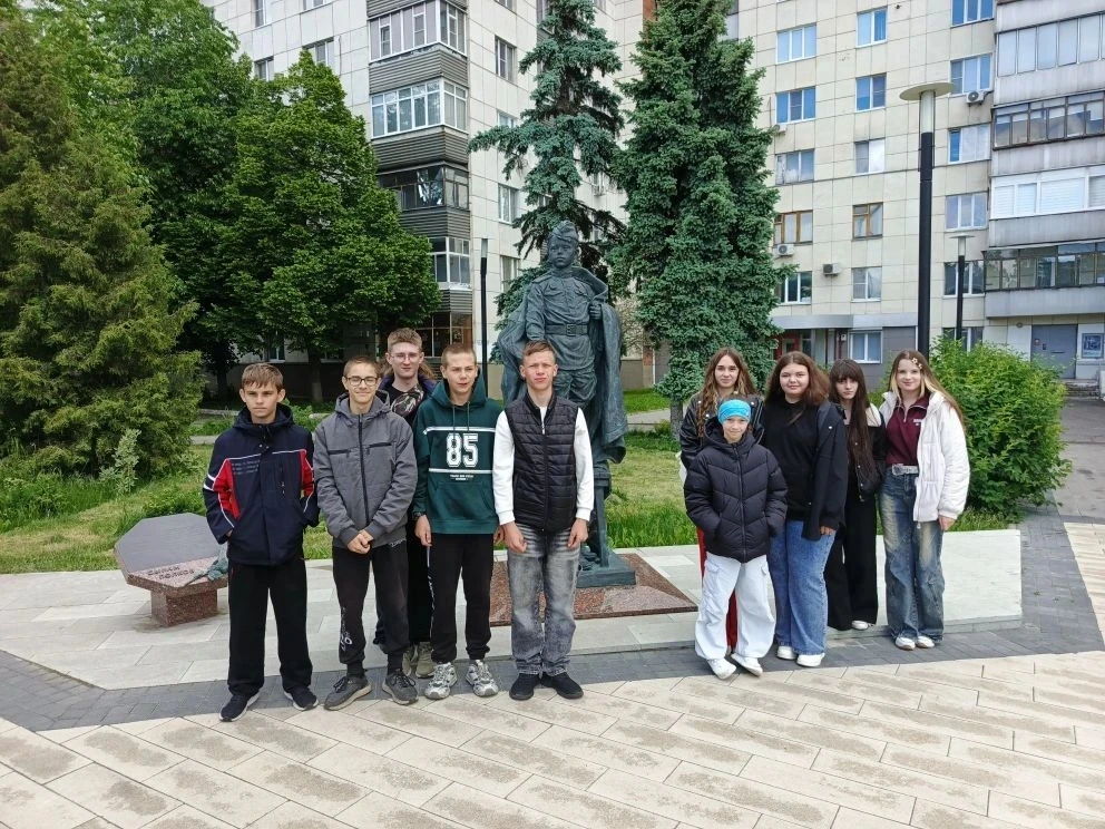 Учебный год в восьмом классе завершился экскурсией в музей Юного защитника Родины. Учащиеся познаком