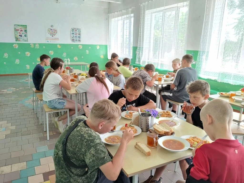 Дни в лагере наполнены радостью и весельем! Ребята играют в игры, участвуют в клубных мероприятиях, 