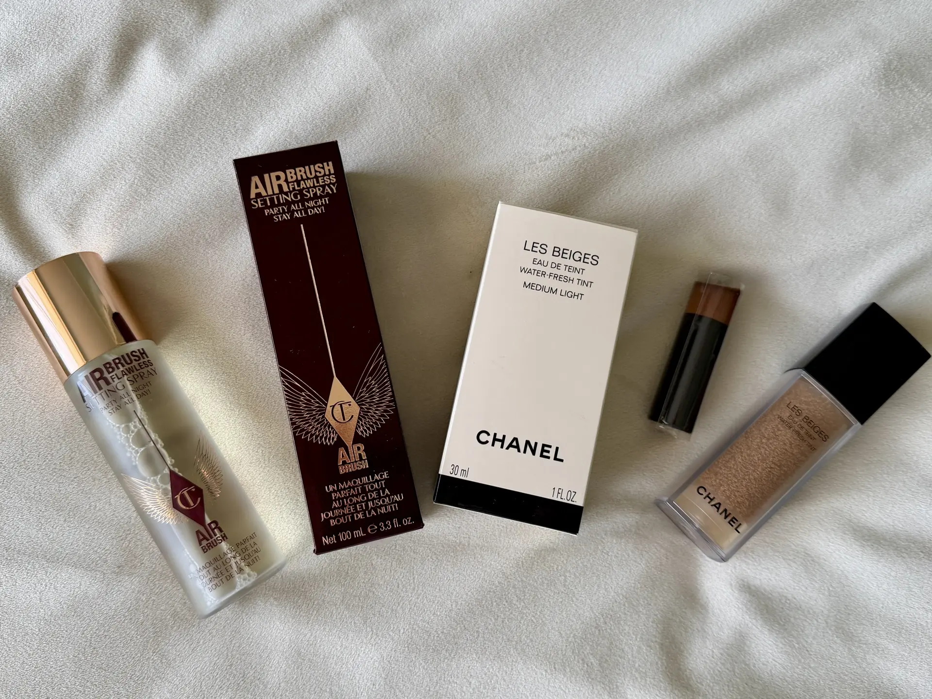 Давно хотела попробовать эти два средства 👀

🤍 Charlotte Tilbury Airbrush Flawless Setting Spray
О