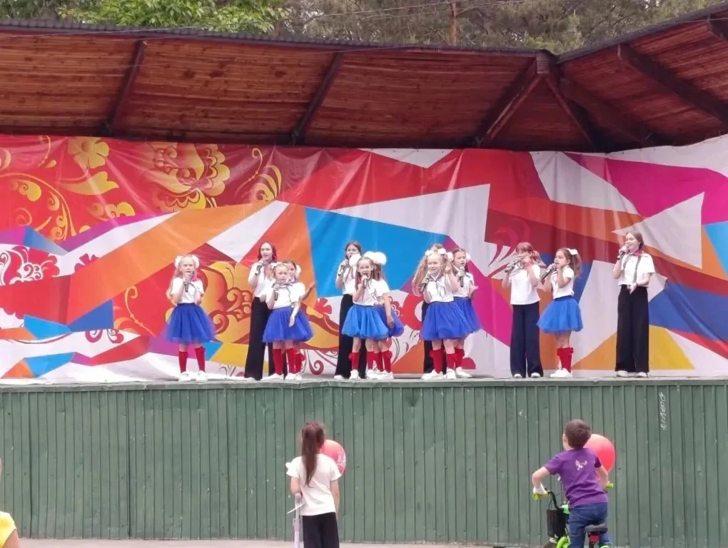 В городском парке с размахом отметили День России!

12 июня парк превратился в центр притяжения: зде