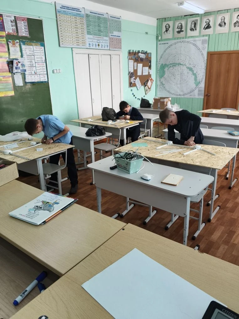 Воспитанники программы дополнительного образования «Инженерное дело» под руководством педагога Бобро