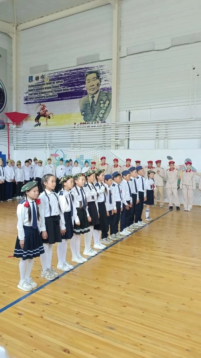 В нашей школе прошёл смотр песни и строя, посвящённый Дню Победы! 🎖️

Ребята с гордостью прошли тор