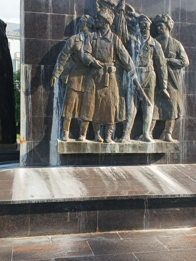 Добрый вечер! Очередной  шедевр в городе. Откуда руки растут у тех, кто так отреставрировал памятник