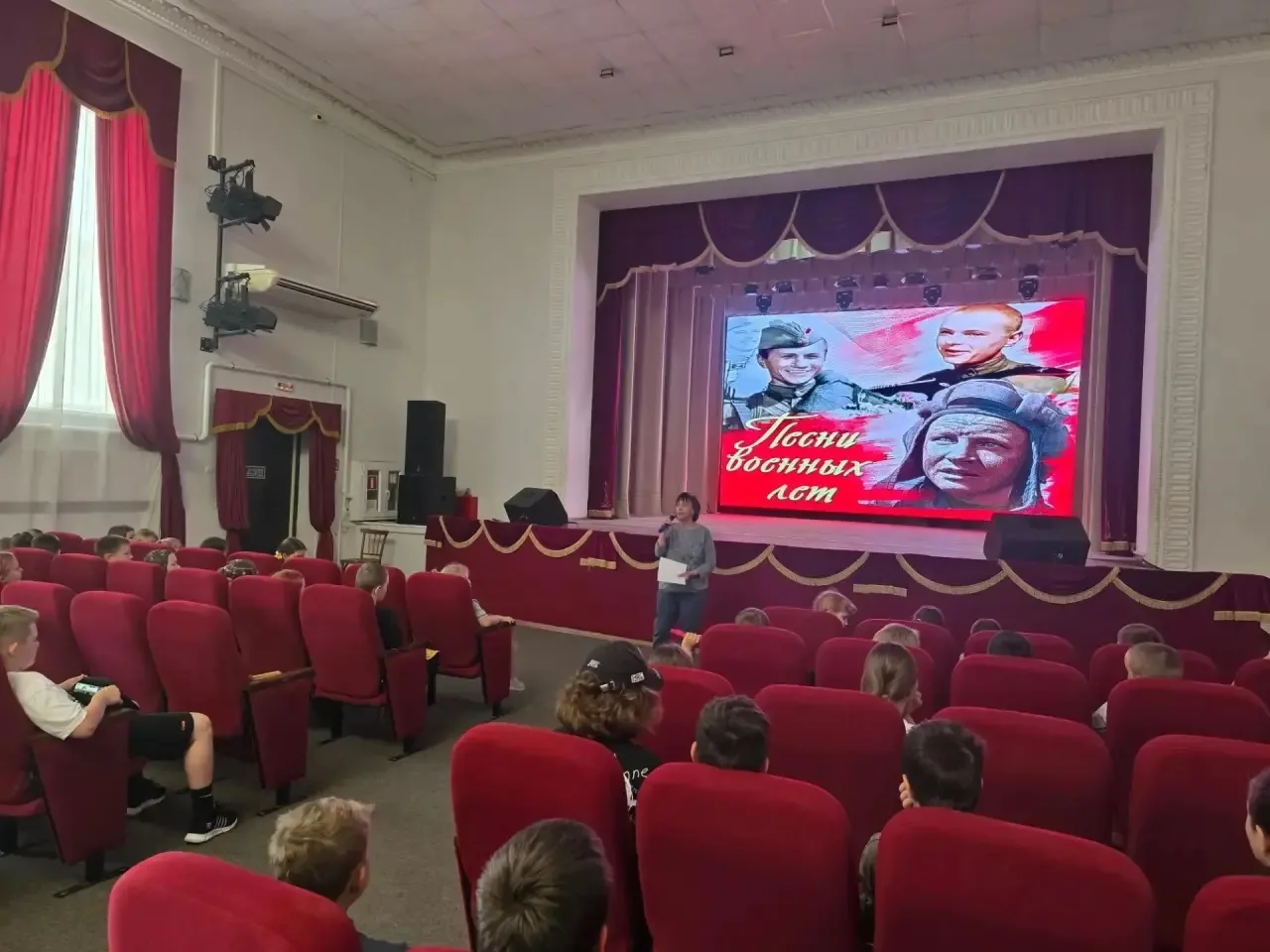 Песни, что живут в сердце.

В рамках летней досуговой площадки "Планета детства" в Доме культуры ста